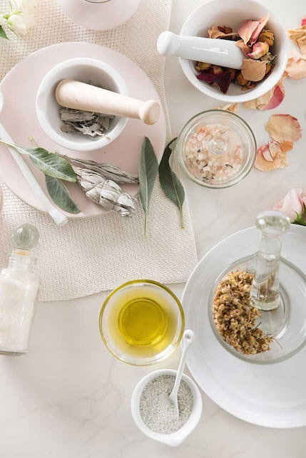 Come prendersi cura di sè dopo gli anta restando in casa